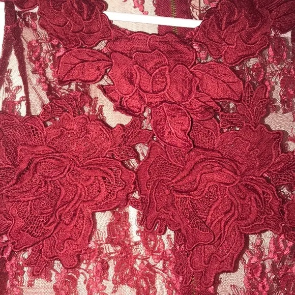 Women’s Lace Sleeveless Top - Picture 2 of 8